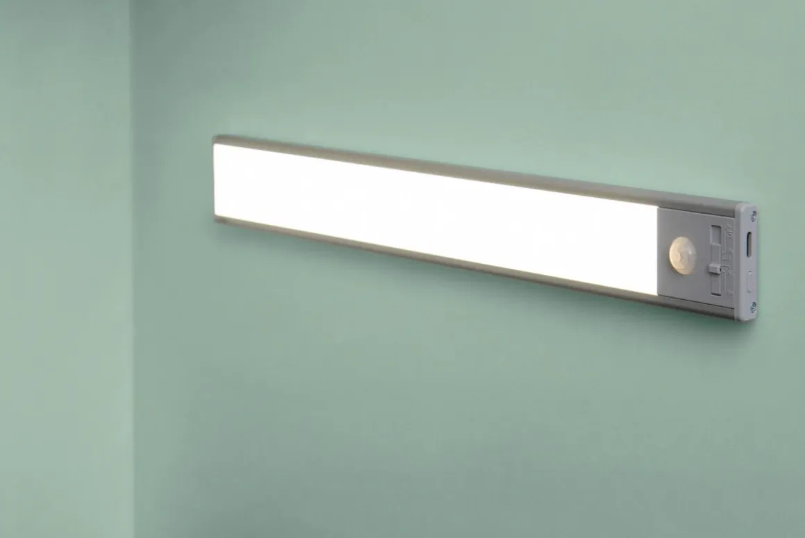 AIRAM CABILITE KAAPISTOVALAISIN 30CM 3CCT 200LM LADATTAVA