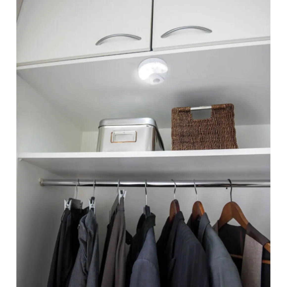 AIRAM NOX PARISTOVALAISIN LIIKETUNNISTIMELLA 6 LED, 3 X AA