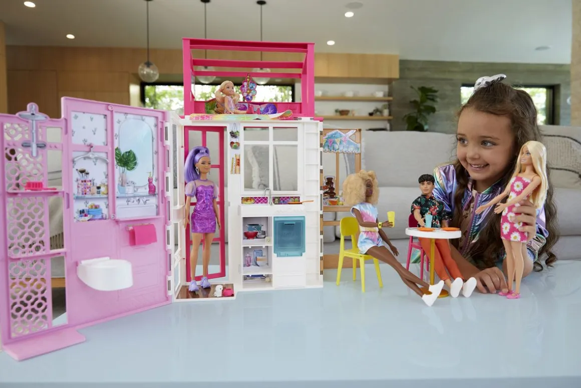 BARBIE NUKKE JA KOTILEIKKISETTI HCD48
