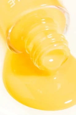 LUMENE  PURE GLOSS KYNSILAKKA 42 BANAANIJÄÄTELÖ