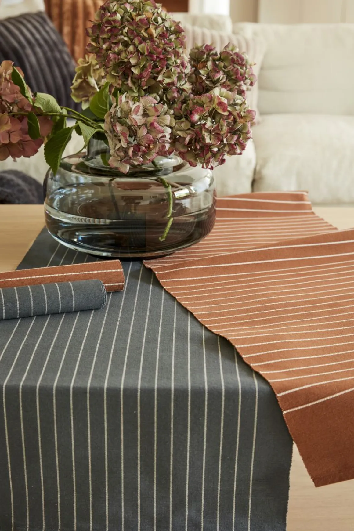 NOBLE HOUSE KAITALIINA RAITA 40X140CM TUMMANHARMAA