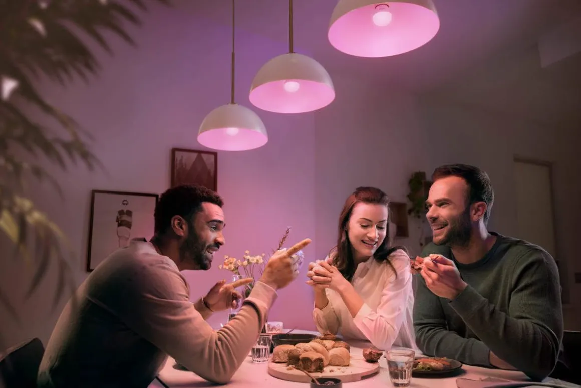 PHILIPS HUE ÄLYLAMPPU WCA 40W E14 2000-6500K (RGB)