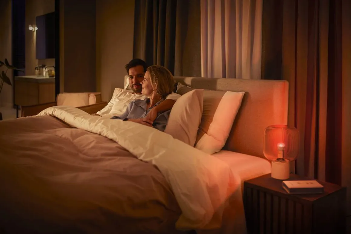 PHILIPS HUE ÄLYLAMPPU WCA 40W E14 2000-6500K (RGB)