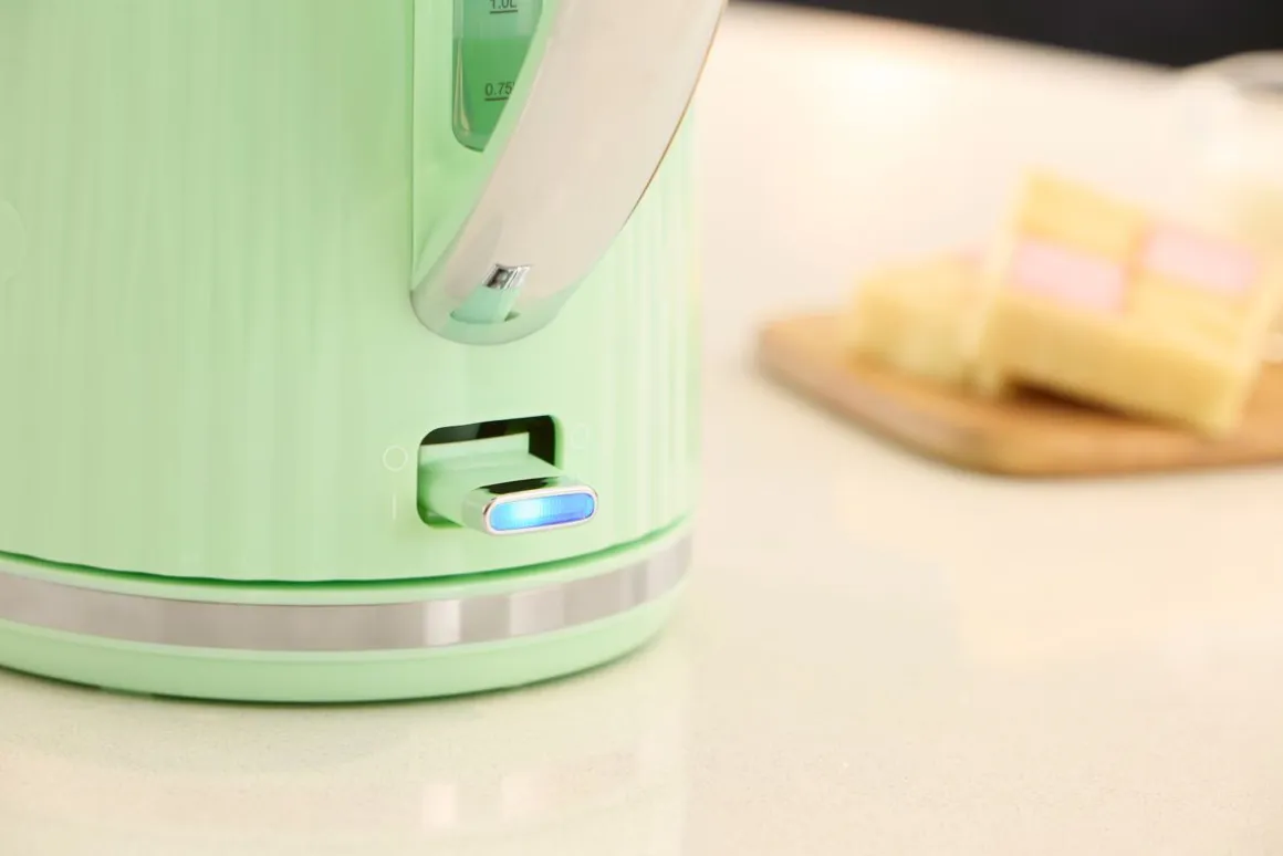 RUSSELL HOBBS EDEN PISTACHIO VEDENKEITIN VAALEANVIHREÄ