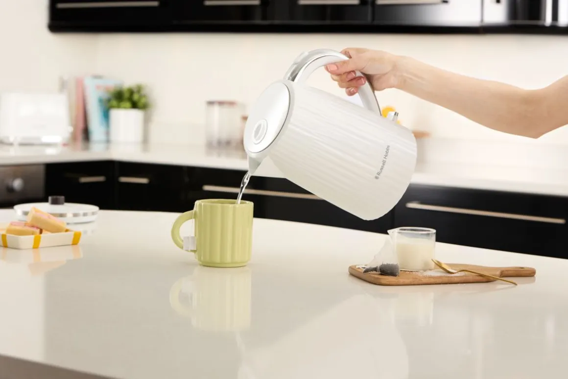 RUSSELL HOBBS EDEN VEDENKEITIN VALKOINEN