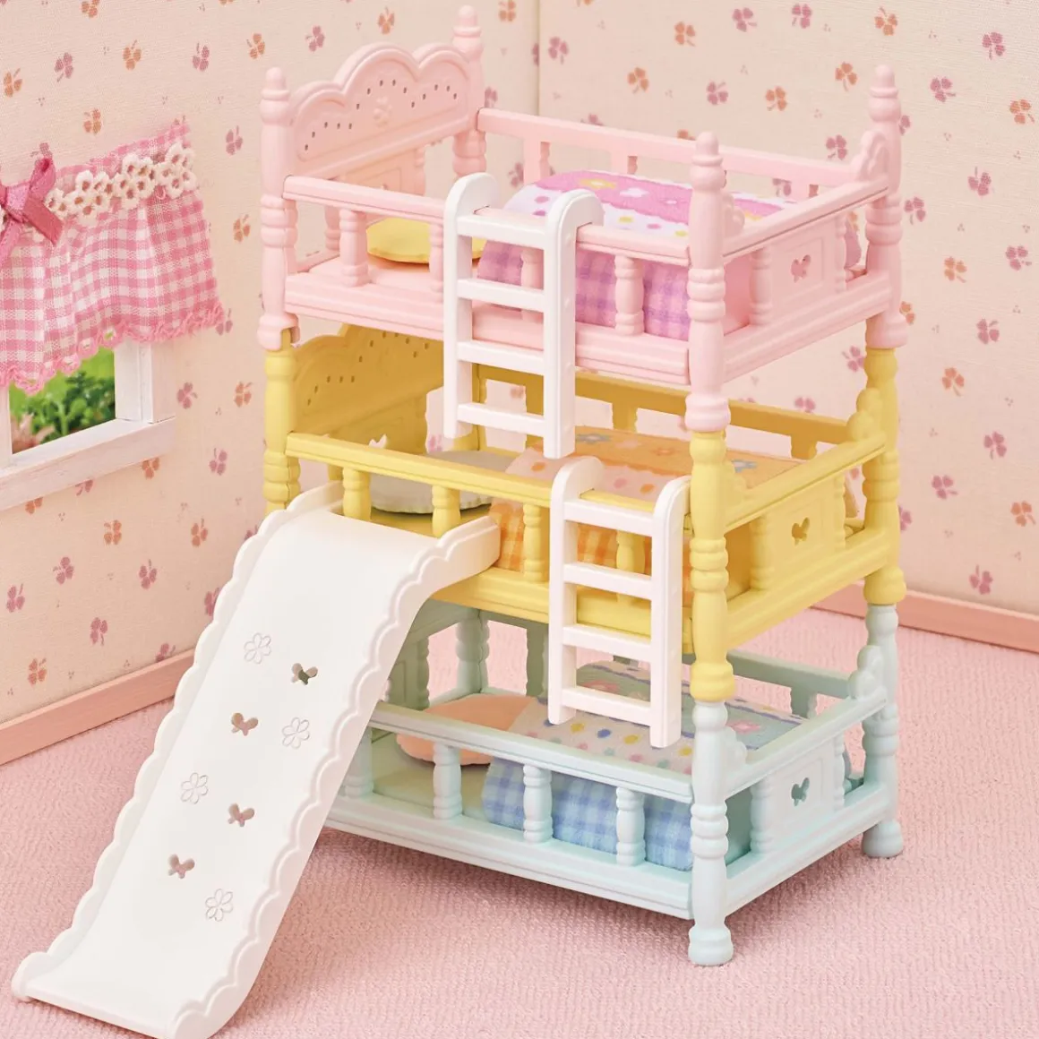 SYLVANIAN FAMILIES KOLMOISKERROSSÄNKY LIUKUMÄELLÄ